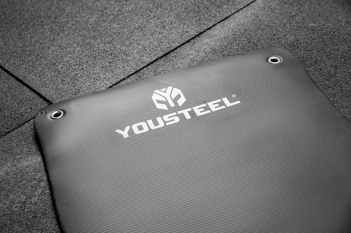 Фитнес коврик YouSteel 183х58х1,5 см черный, с кольцами 1200_795